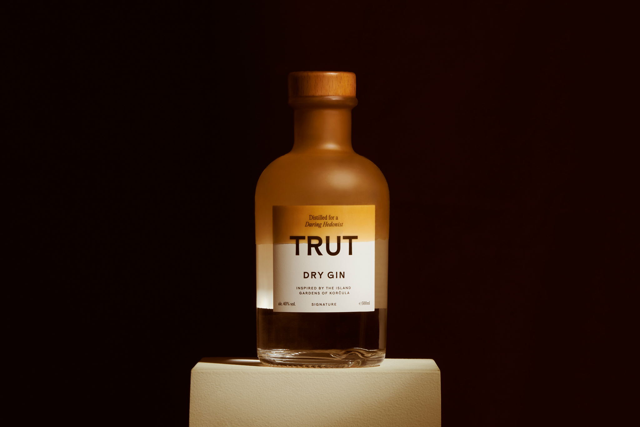 TRUT酒包裝，迷人的酒瓶專注于每一個設(shè)計細節(jié)(圖1)