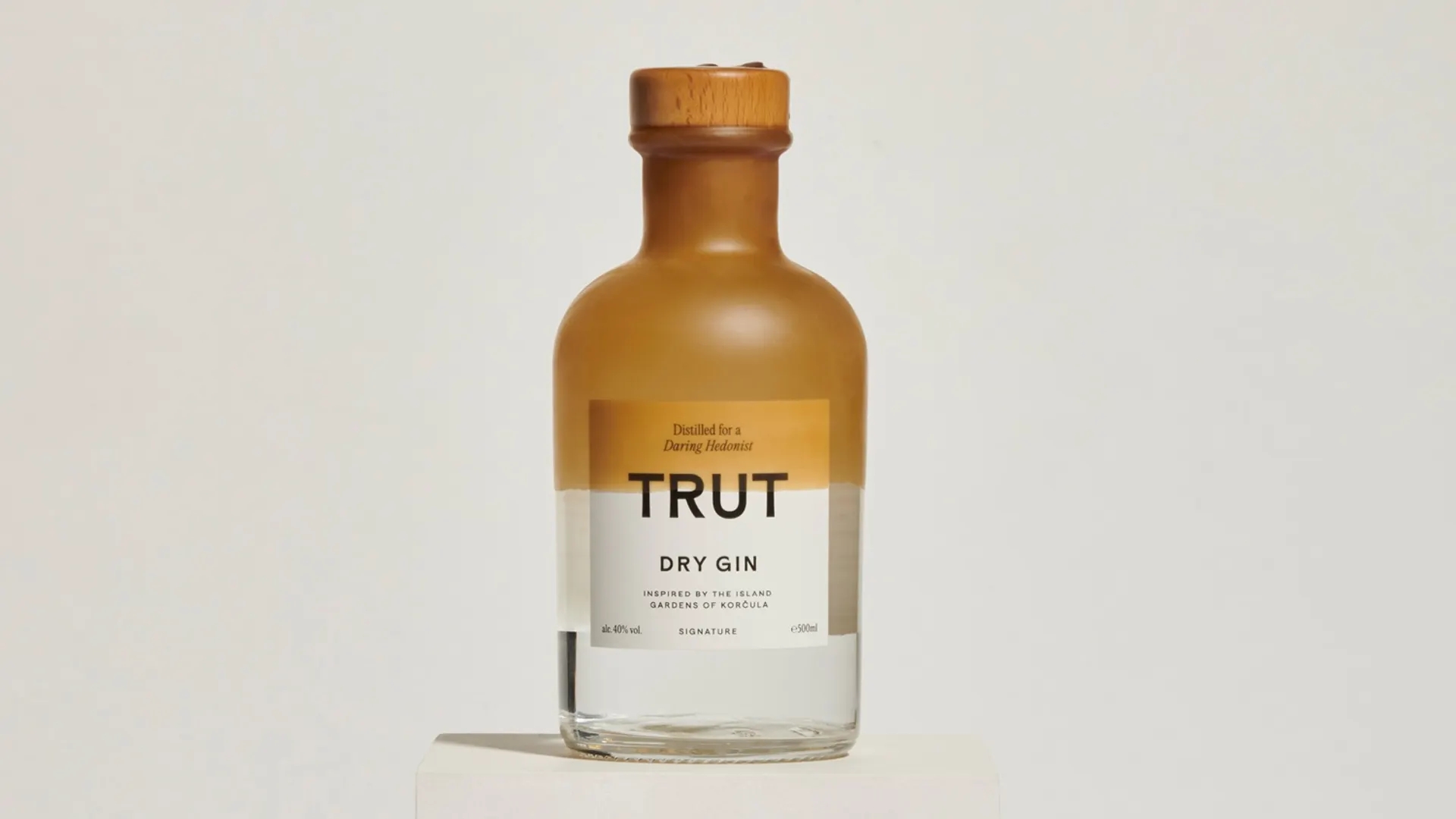 TRUT酒包裝，迷人的酒瓶專注于每一個設(shè)計細節(jié)(圖2)